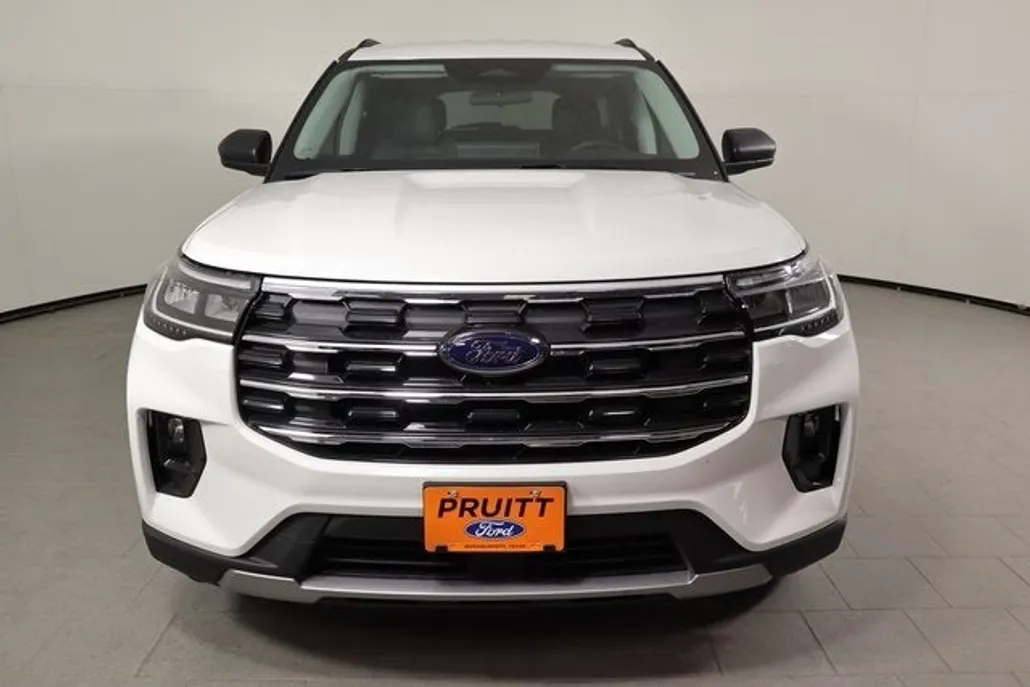 2025 Ford Explorer photo 1