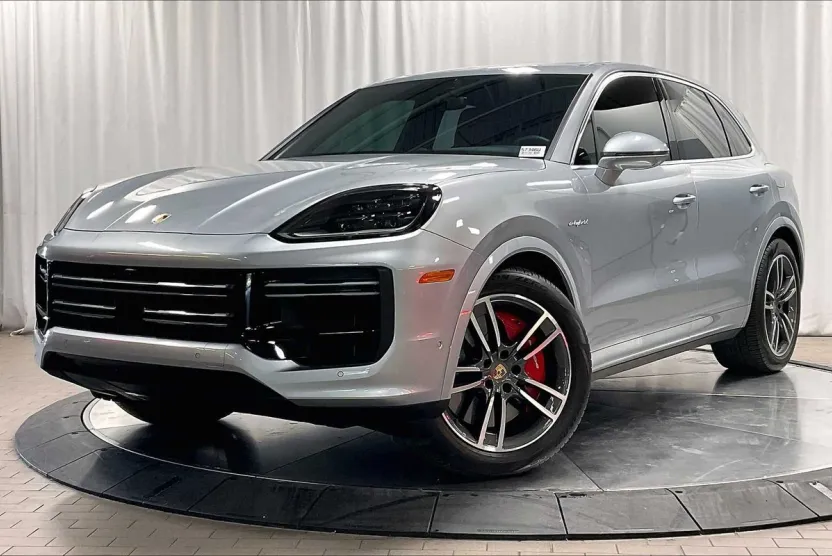 2024 Porsche Cayenne Turbo E-Hybrid photo 1