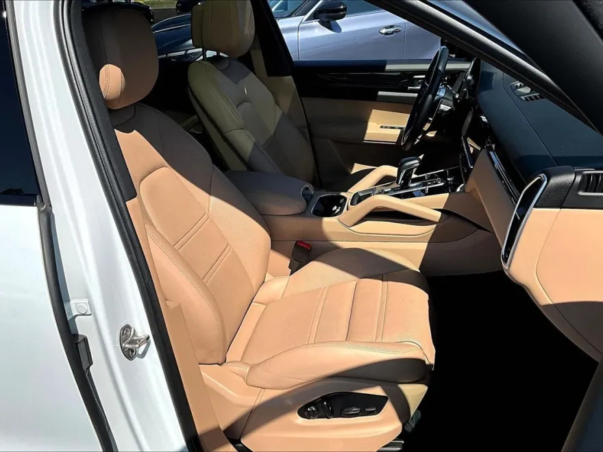 2023 Porsche Cayenne Platinum Edition photo 8