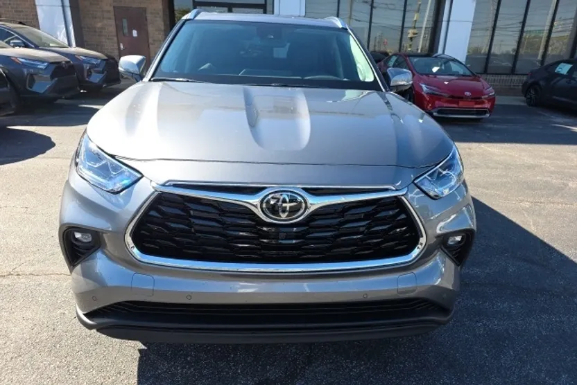 2025 Toyota Highlander Limited photo 1