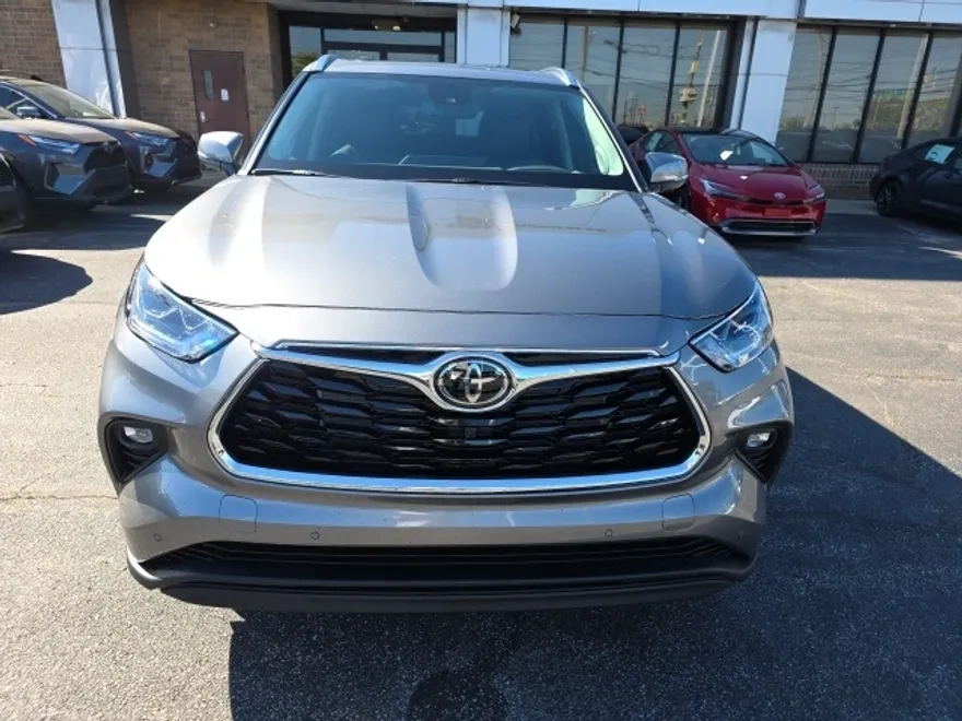 2025 Toyota Highlander Limited photo 1