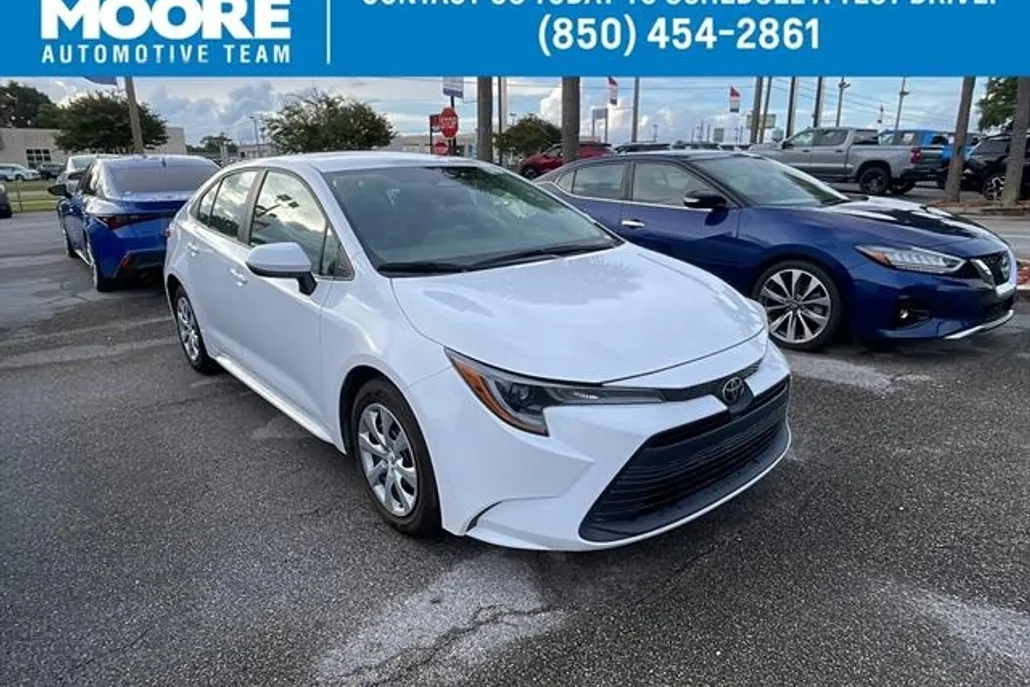 2024 Toyota Corolla LE photo 1