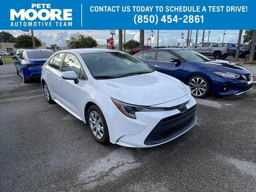 2024 Toyota Corolla LE photo 1