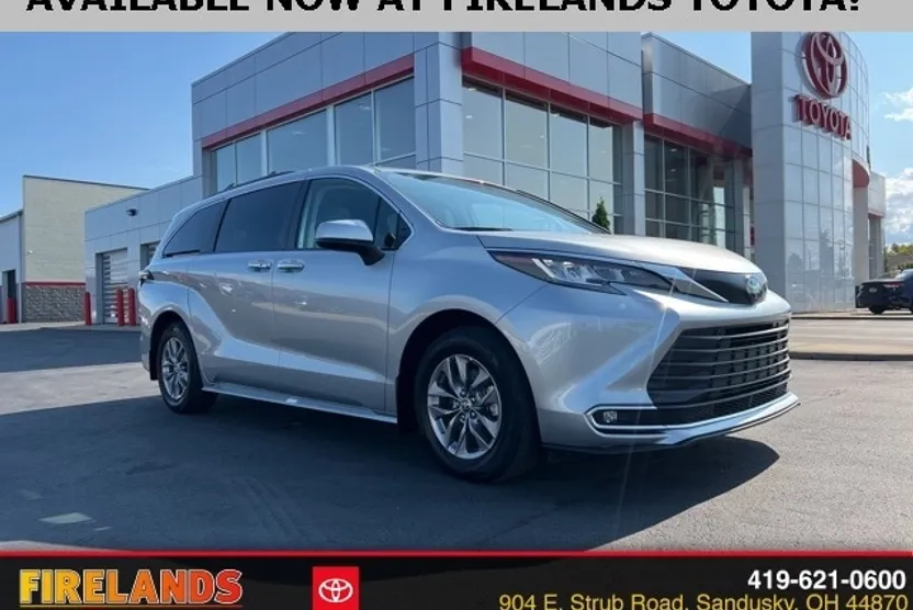 2022 Toyota Sienna XLE photo 1