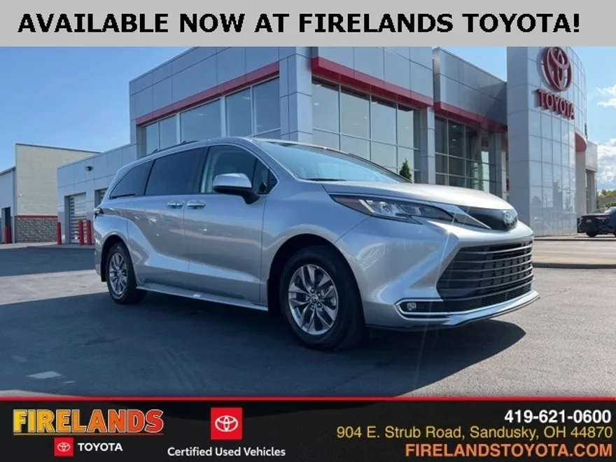 2022 Toyota Sienna XLE photo 1