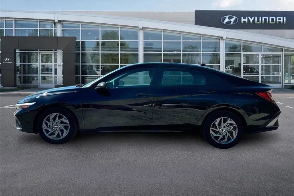 2024 Hyundai Elantra SEL photo 1