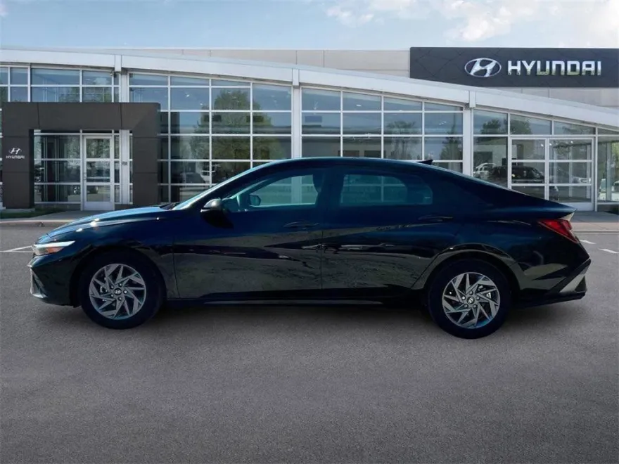 2024 Hyundai Elantra SEL photo 1