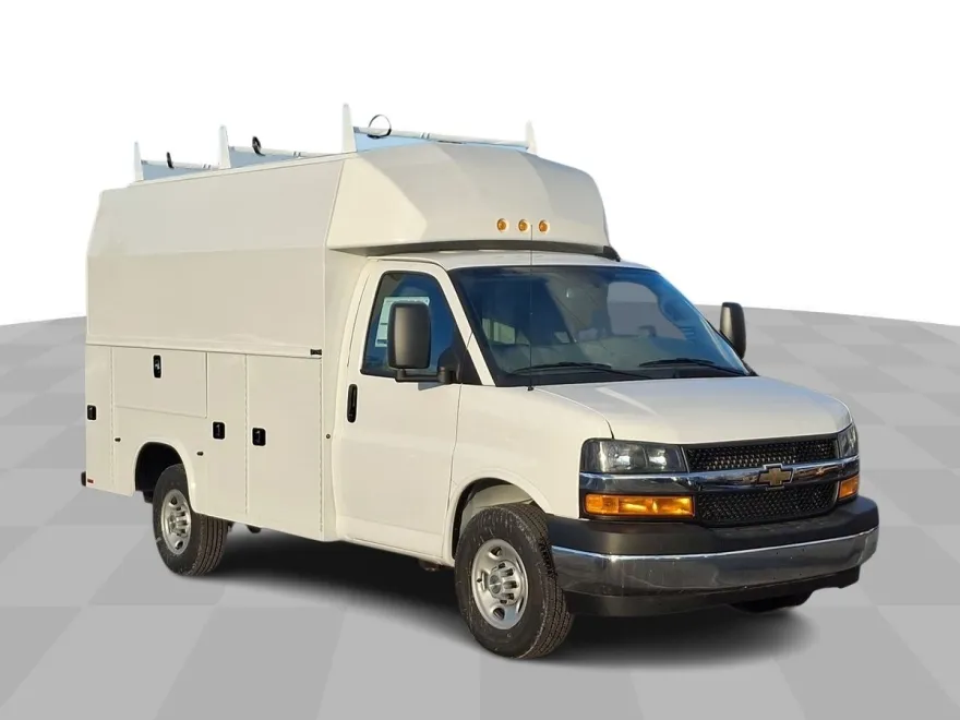 2024 Chevrolet Express Cutaway 3500 photo 1