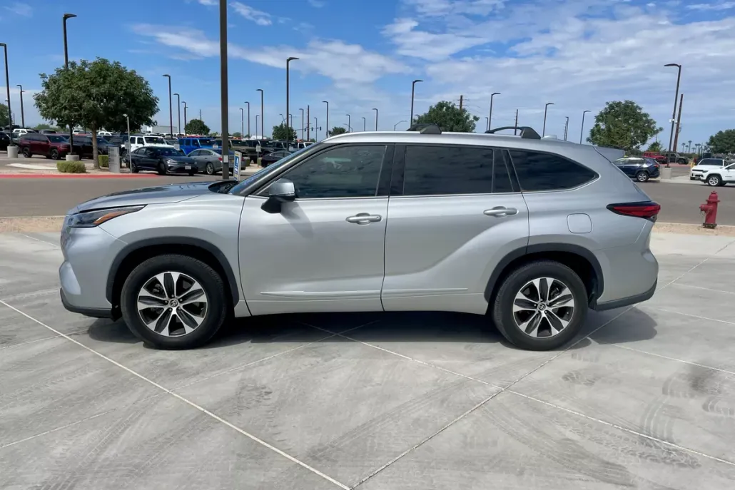 2021 Toyota Highlander XLE photo 1