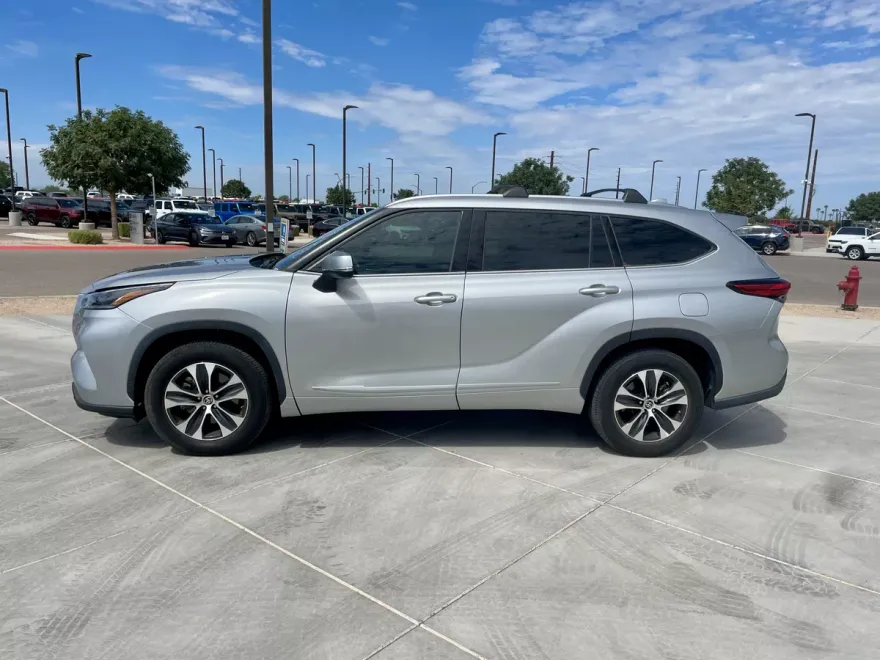 2021 Toyota Highlander XLE photo 1