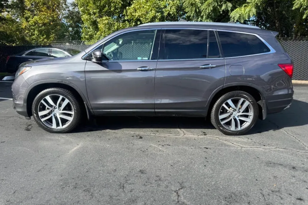 2018 Honda Pilot Touring photo 1