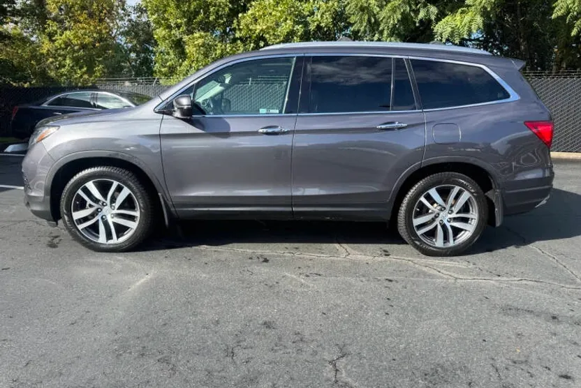 2018 Honda Pilot Touring photo 1