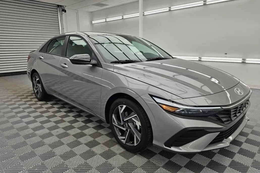 2025 Hyundai Elantra SEL Sport photo 1