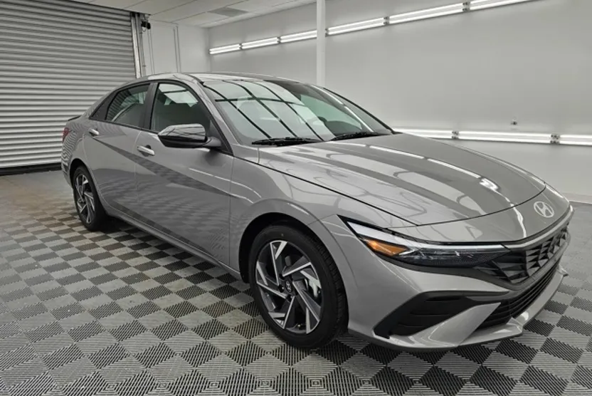 2025 Hyundai Elantra SEL Sport photo 1