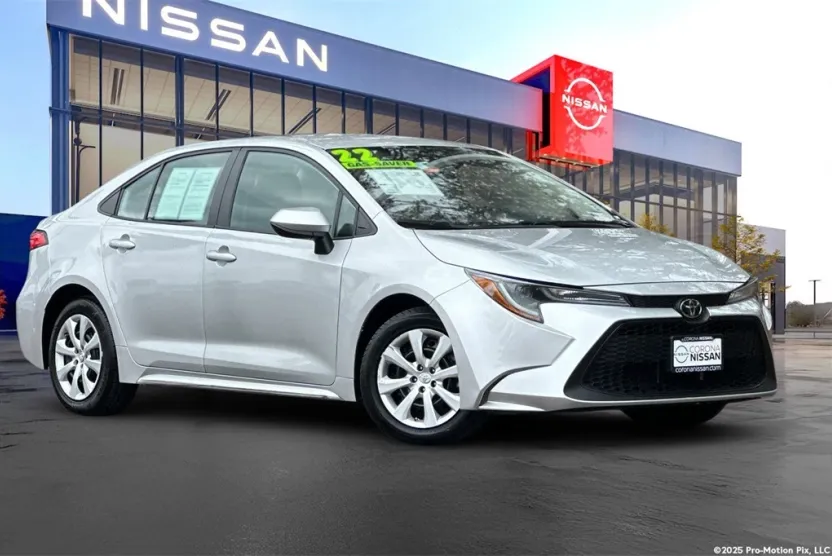 2022 Toyota Corolla LE photo 1