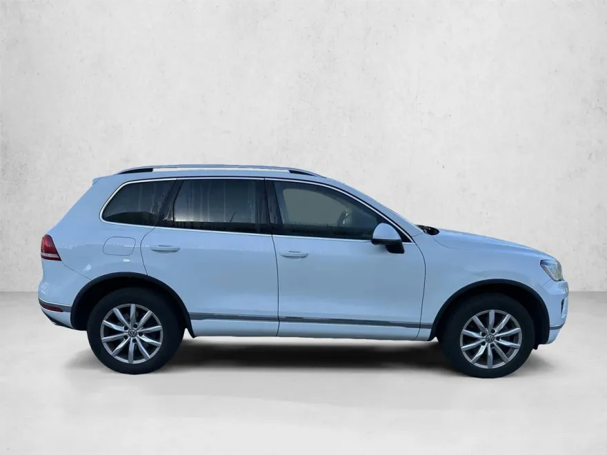 2015 Volkswagen Touareg V6 Sport photo 1