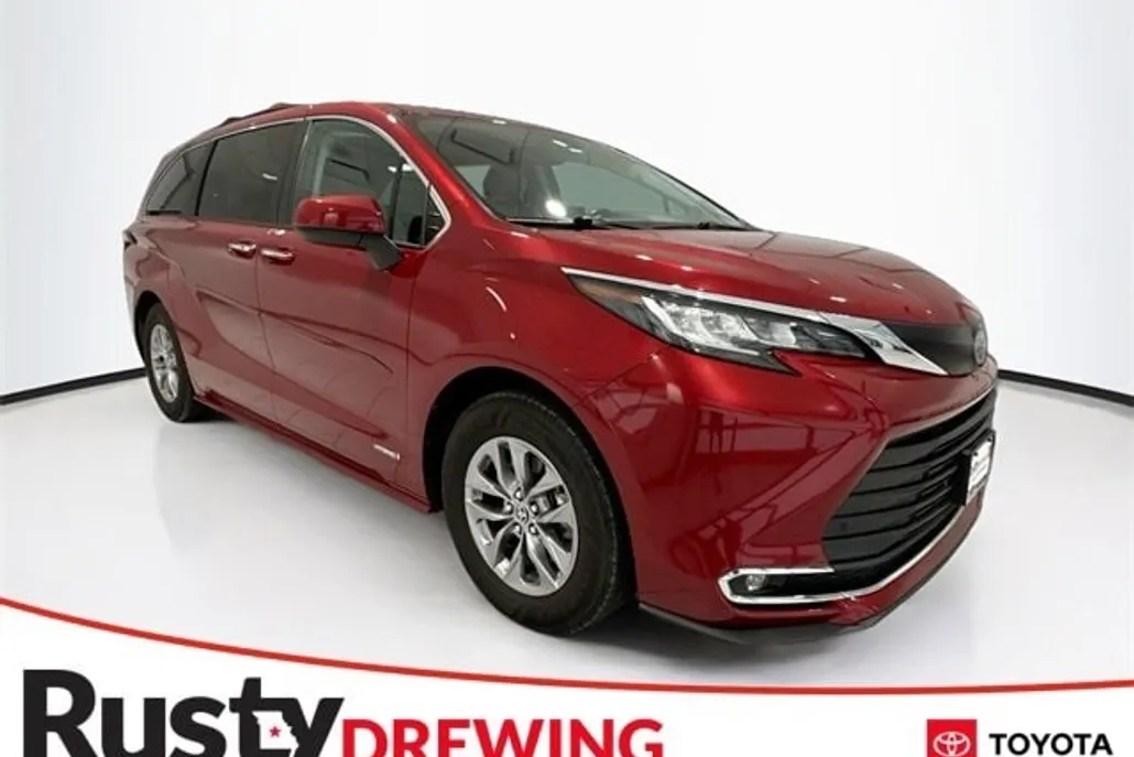 2021 Toyota Sienna XLE photo 1
