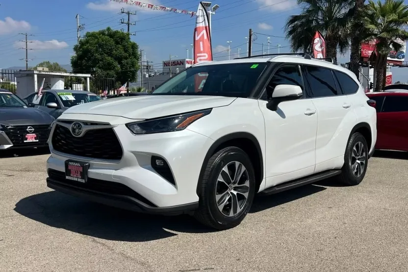 2022 Toyota Highlander XLE photo 1