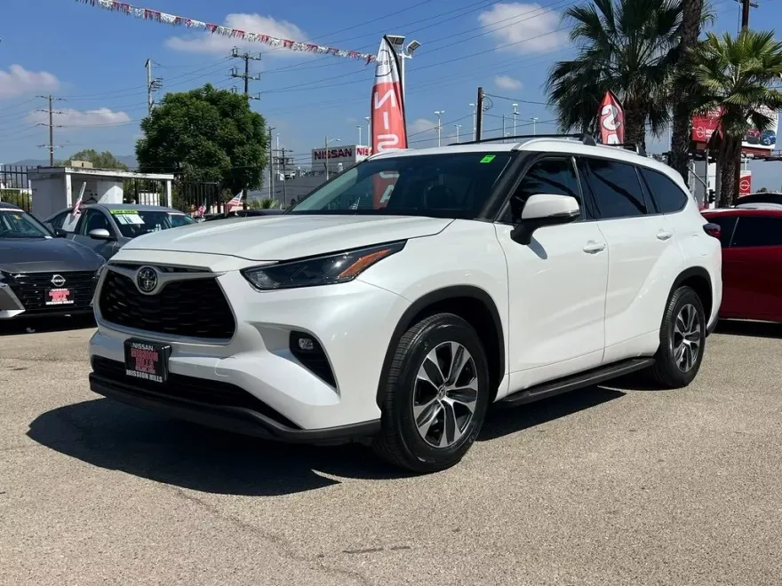 2022 Toyota Highlander XLE photo 1