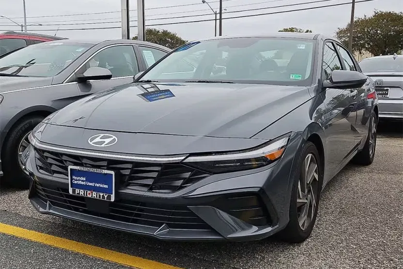2024 Hyundai Elantra SEL photo 1
