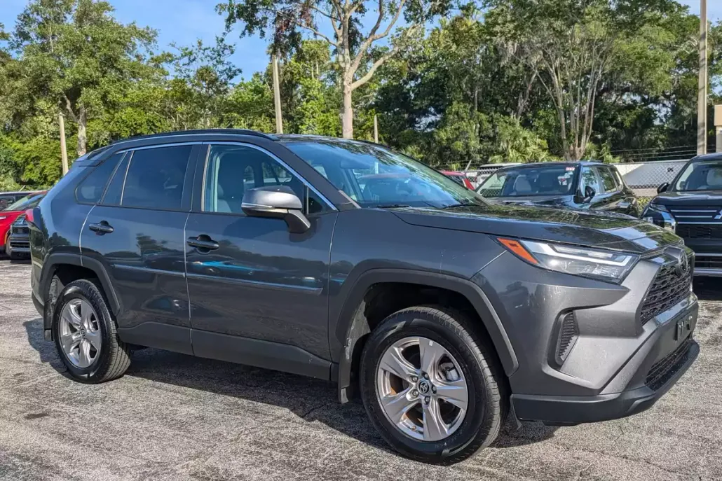 2023 Toyota RAV4 XLE photo 1