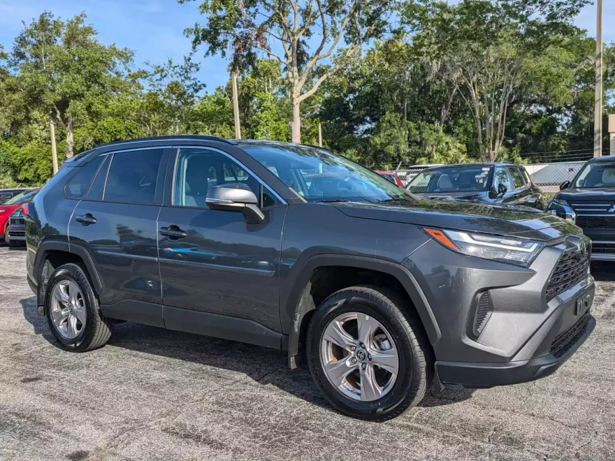 2023 Toyota RAV4 XLE photo 1