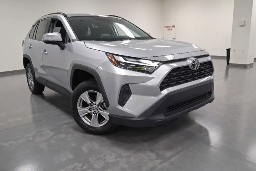 2022 Toyota RAV4 XLE photo 1