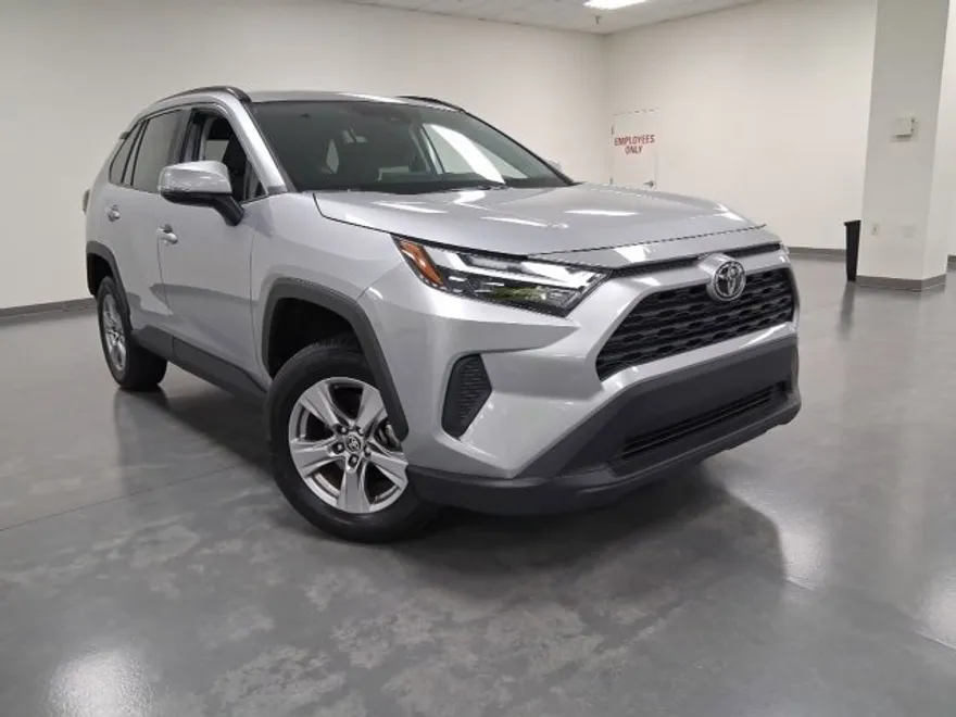 2022 Toyota RAV4 XLE photo 1