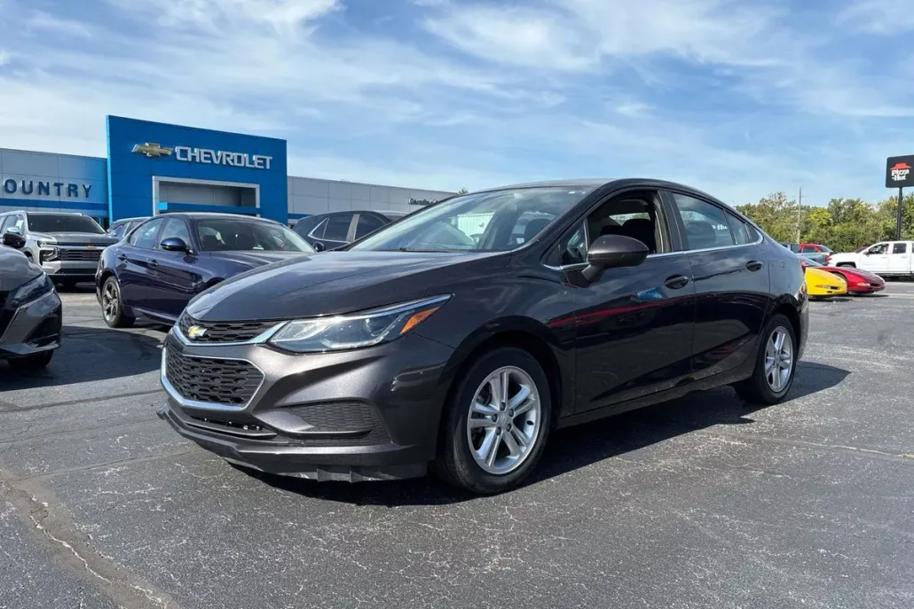 2017 Chevrolet Cruze LT photo 1