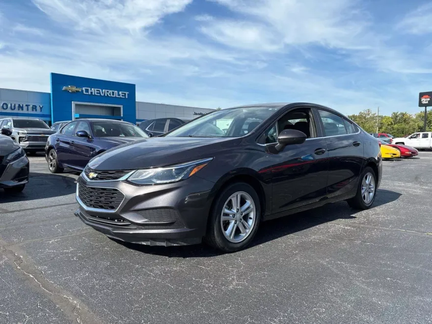 2017 Chevrolet Cruze LT photo 1
