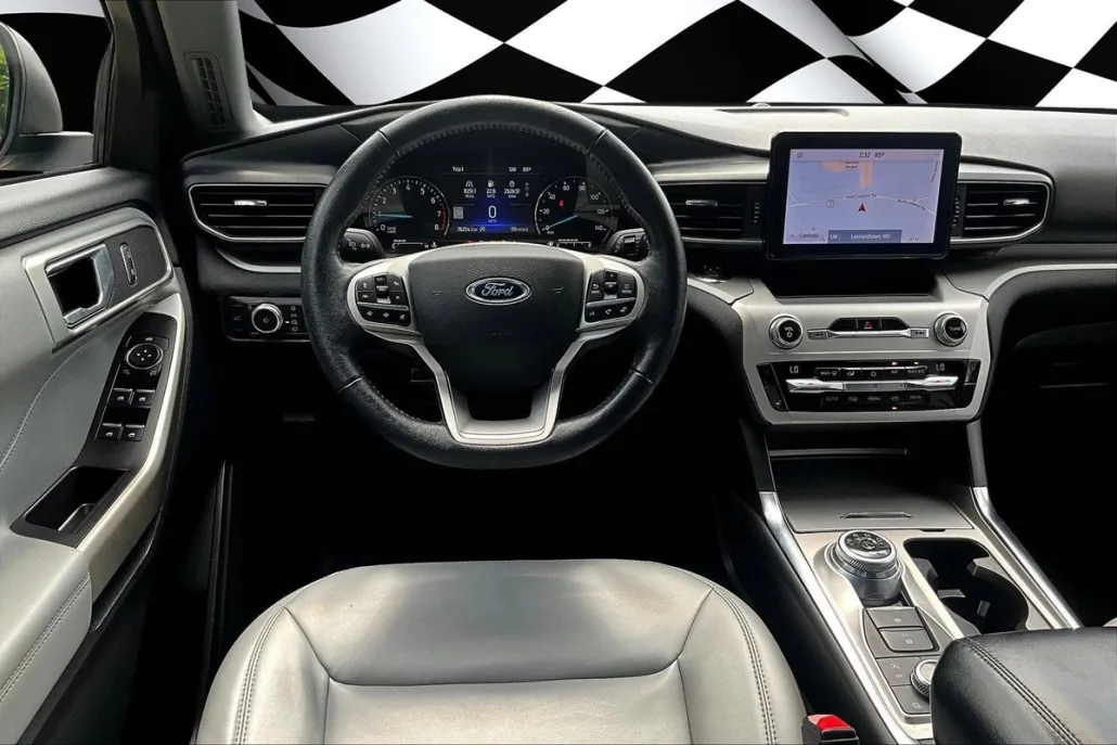 2021 Ford Explorer XLT Sport photo 1