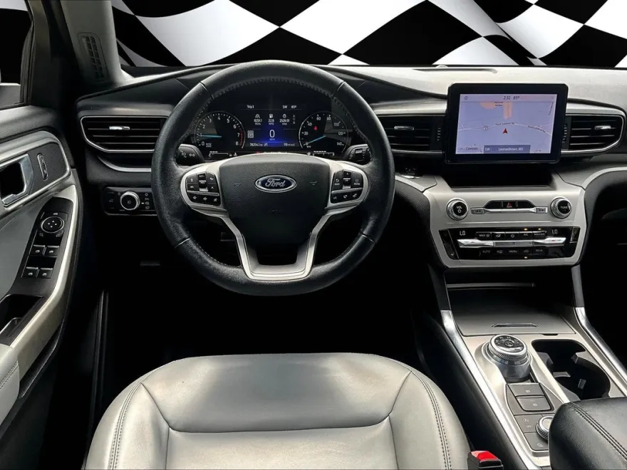 2021 Ford Explorer XLT Sport photo 1