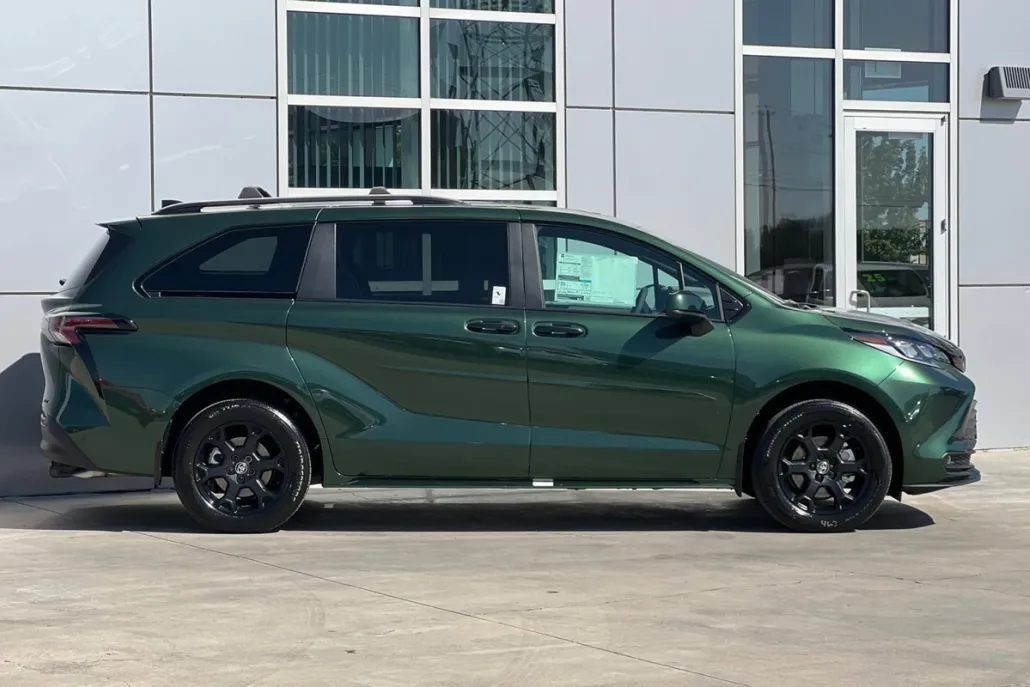 2025 Toyota Sienna Woodland Edition photo 1