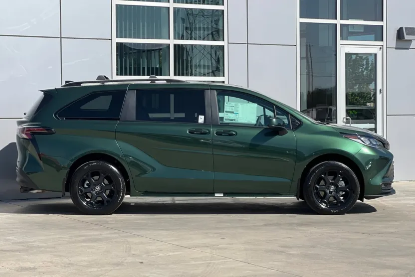 2025 Toyota Sienna Woodland Edition photo 1