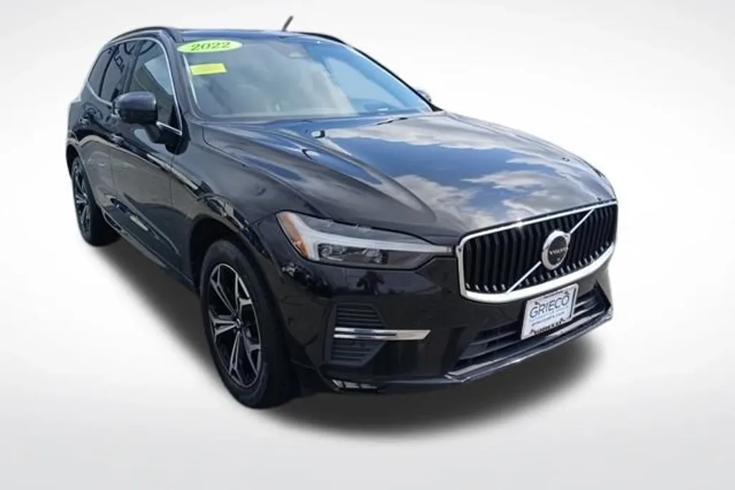 2022 Volvo XC60 B5 Momentum photo 1