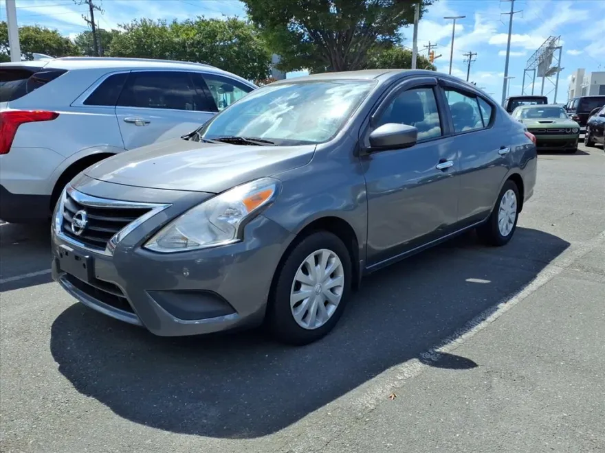 2016 Nissan Versa SV photo 1