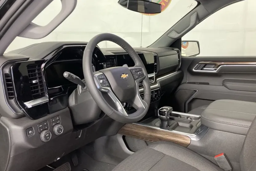 2026 Chevrolet Silverado 1500 LT photo 1