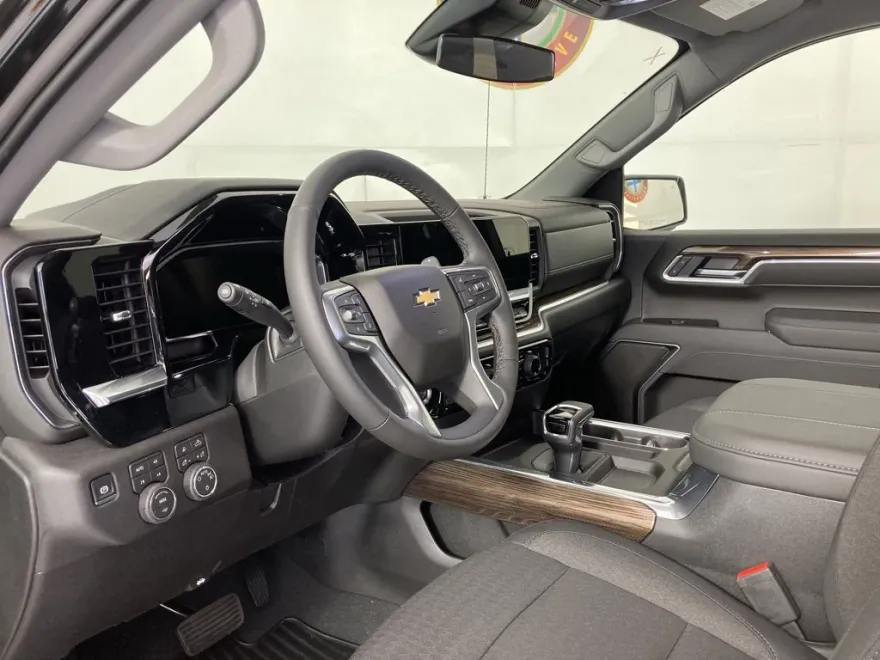 2026 Chevrolet Silverado 1500 LT photo 1