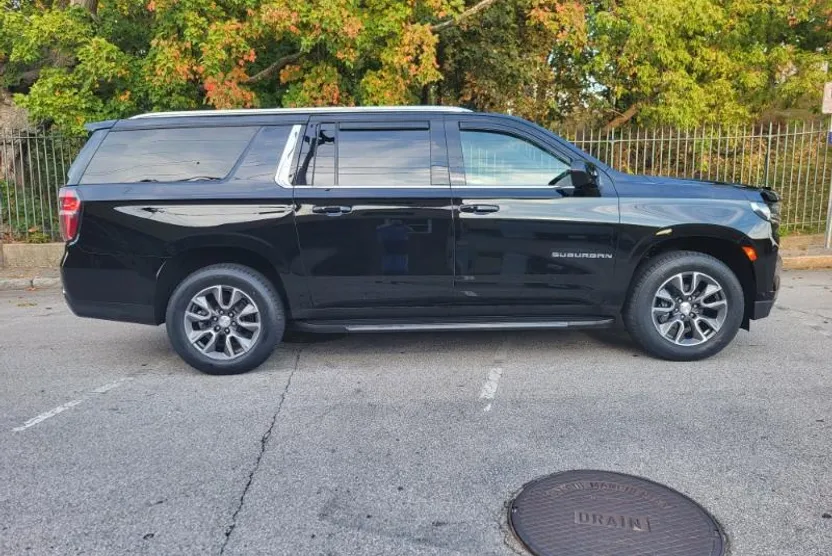 2021 Chevrolet Suburban LT photo 1