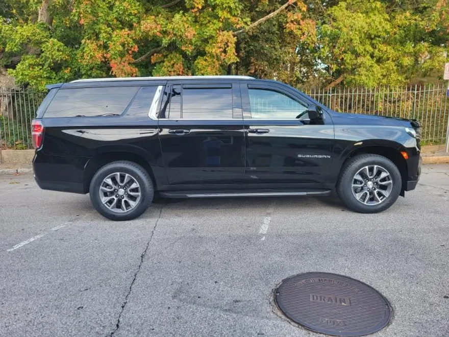 2021 Chevrolet Suburban LT photo 1