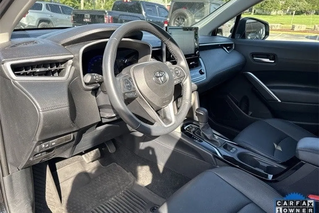 2022 Toyota Corolla Cross XLE photo 1