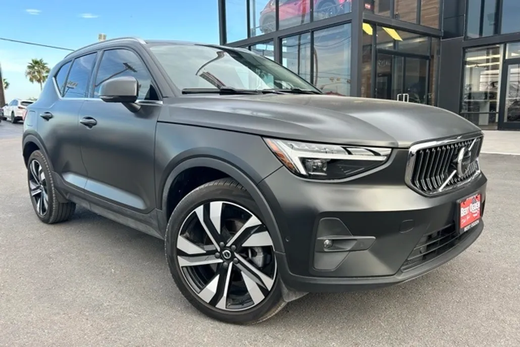 2024 Volvo XC40 Plus photo 1