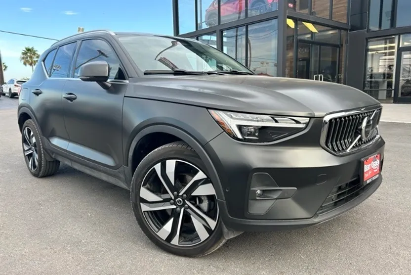 2024 Volvo XC40 Plus photo 1