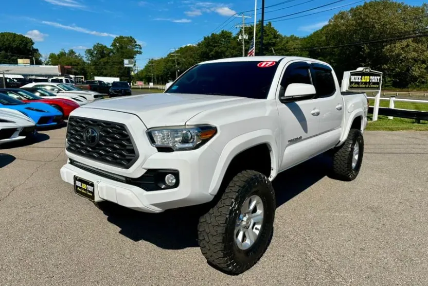 2017 Toyota Tacoma SR5 Double Cab V6 4x4 photo 1