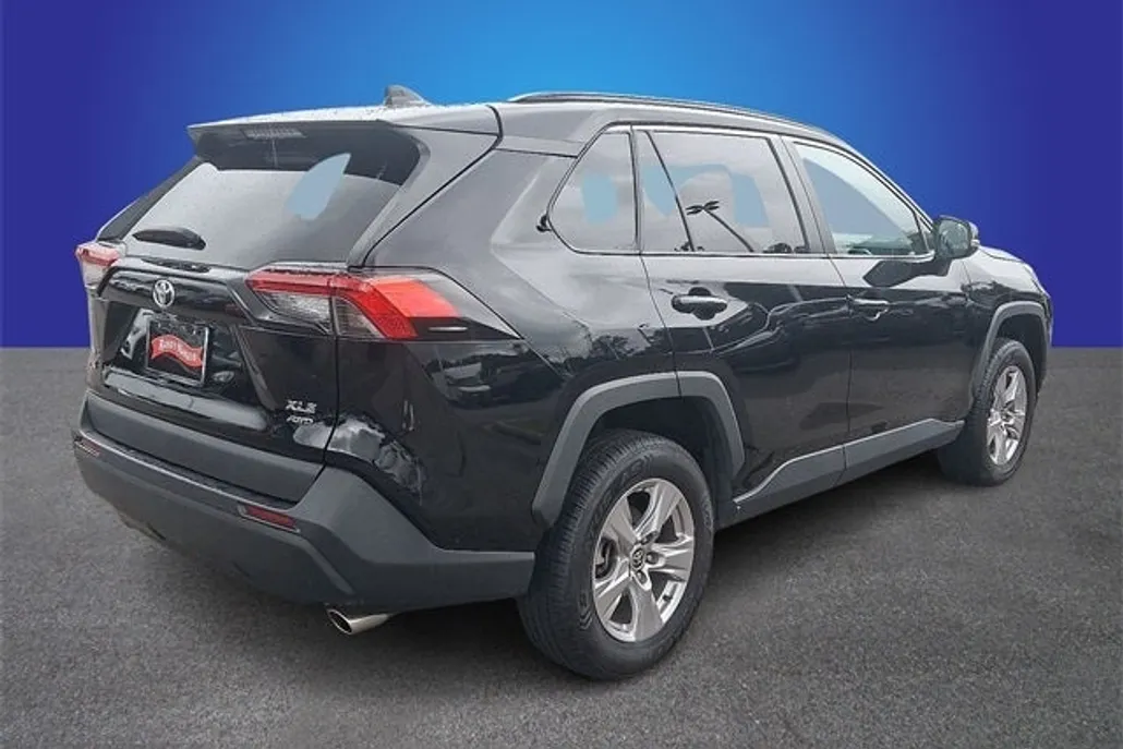 2023 Toyota RAV4 XLE photo 1