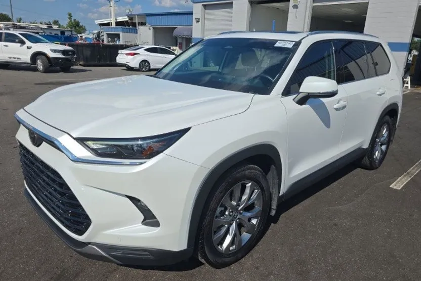 2024 Toyota Grand Highlander XLE photo 1