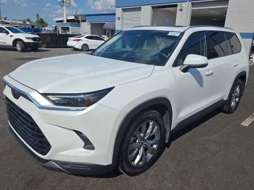 2024 Toyota Grand Highlander XLE photo 1