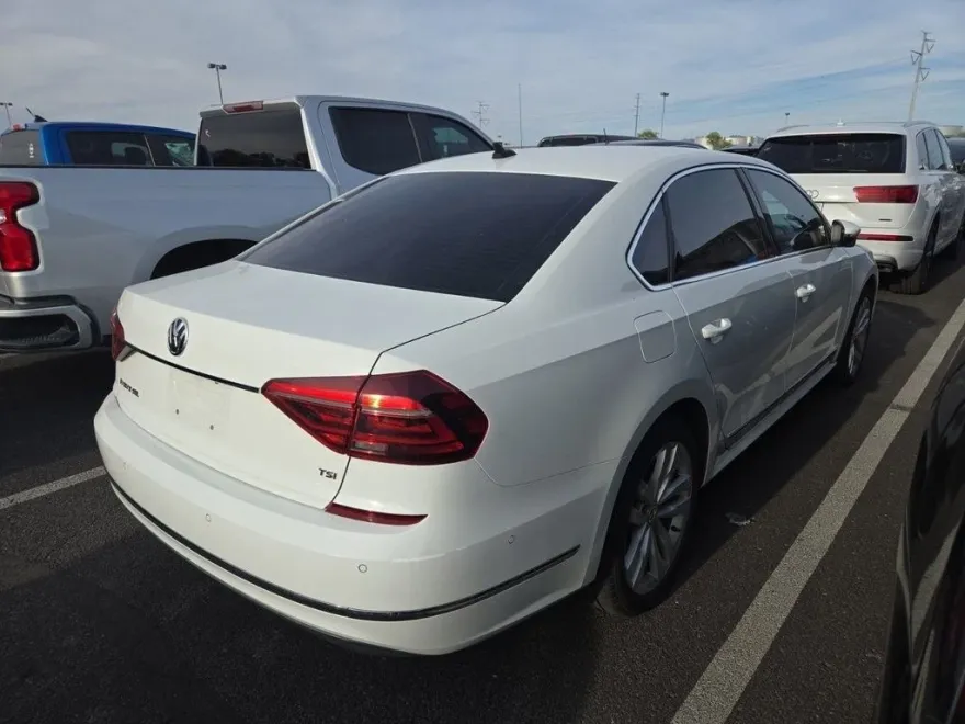 2018 Volkswagen Passat 2.0T SEL Premium photo 1