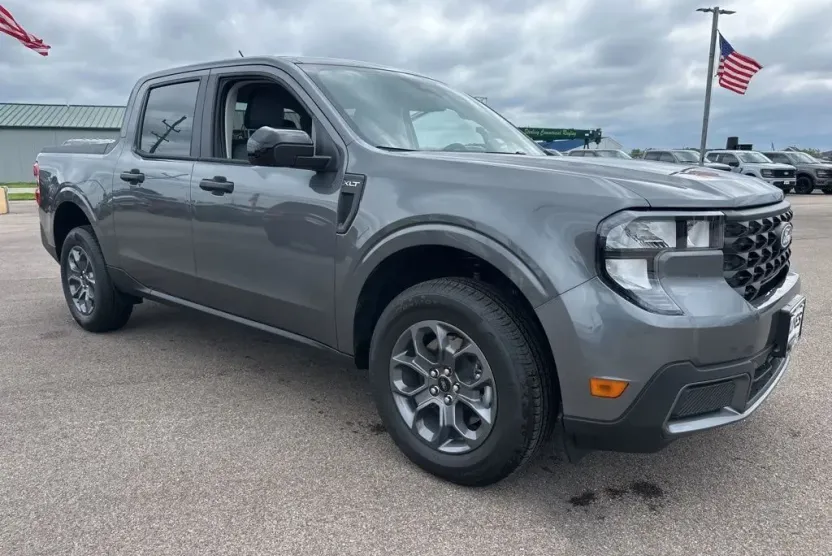 2025 Ford Maverick XLT photo 1