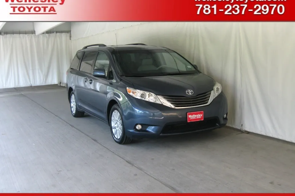 2014 Toyota Sienna XLE photo 1